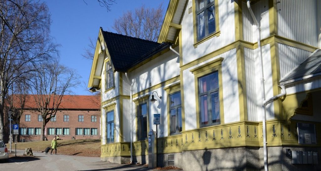 Villa Møllebakken med Haugar Vestfold Kunstmuseum i bakgrunnen.